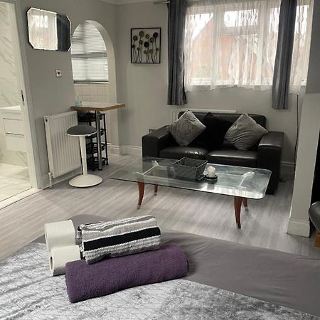 Newly Renovated Studio In Acton Лондон Екстериор снимка