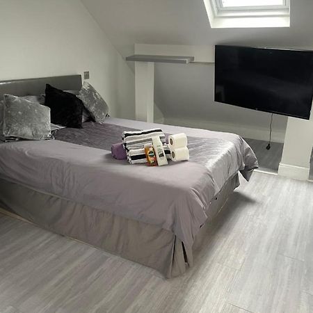 Newly Renovated Studio In Acton Лондон Екстериор снимка