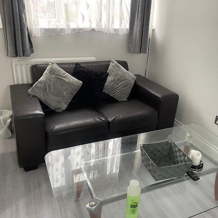 Newly Renovated Studio In Acton Лондон Екстериор снимка