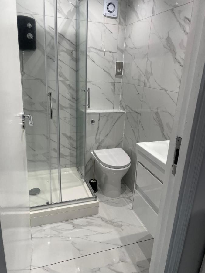 Newly Renovated Studio In Acton Лондон Екстериор снимка