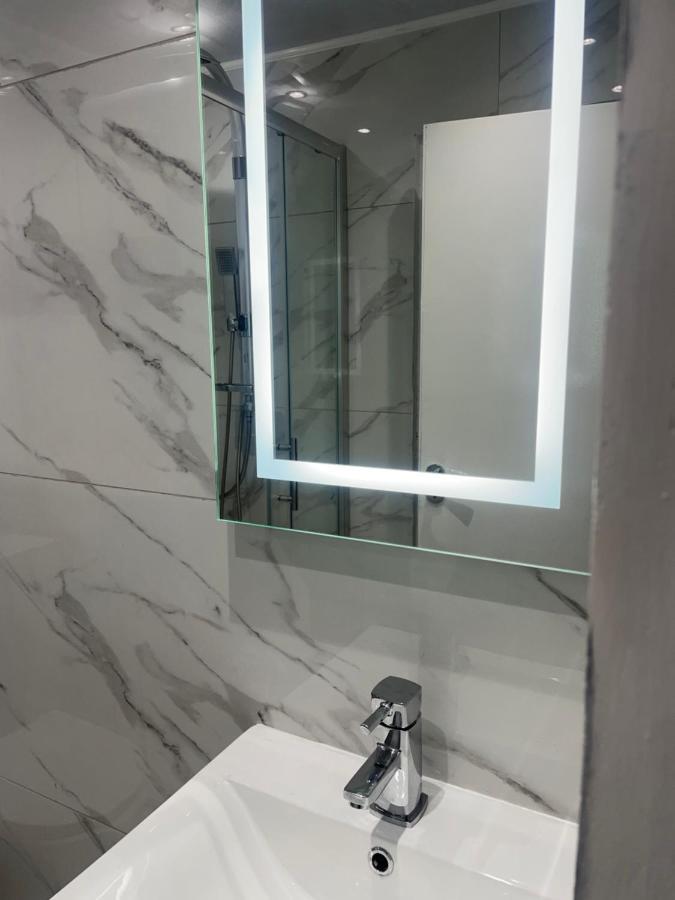 Newly Renovated Studio In Acton Лондон Екстериор снимка