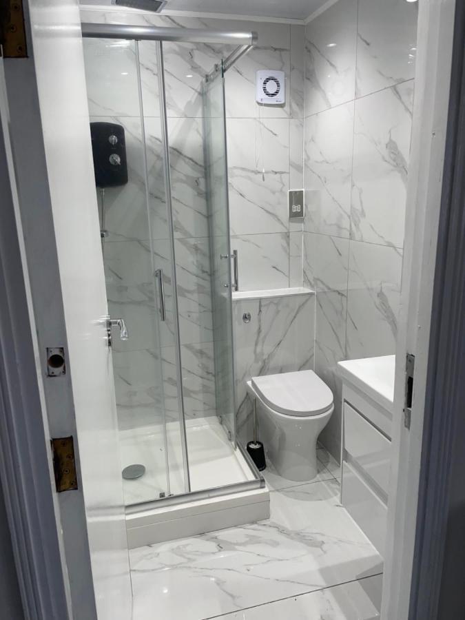 Newly Renovated Studio In Acton Лондон Екстериор снимка
