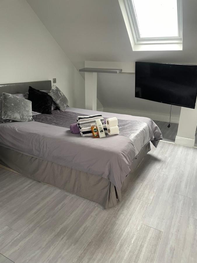 Newly Renovated Studio In Acton Лондон Екстериор снимка