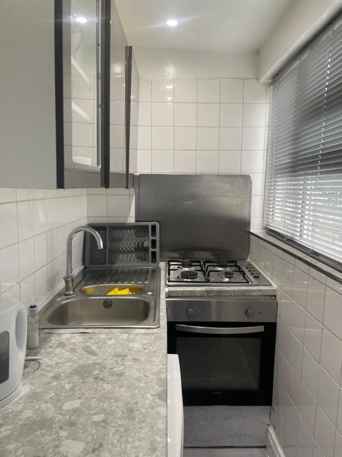 Newly Renovated Studio In Acton Лондон Екстериор снимка