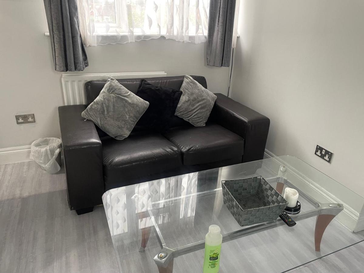 Newly Renovated Studio In Acton Лондон Екстериор снимка