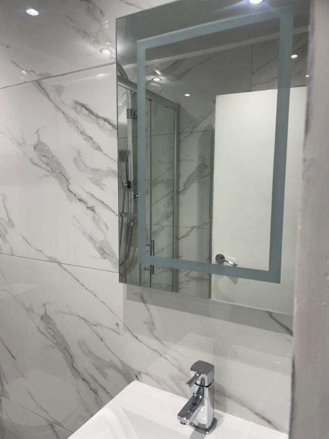 Newly Renovated Studio In Acton Лондон Екстериор снимка